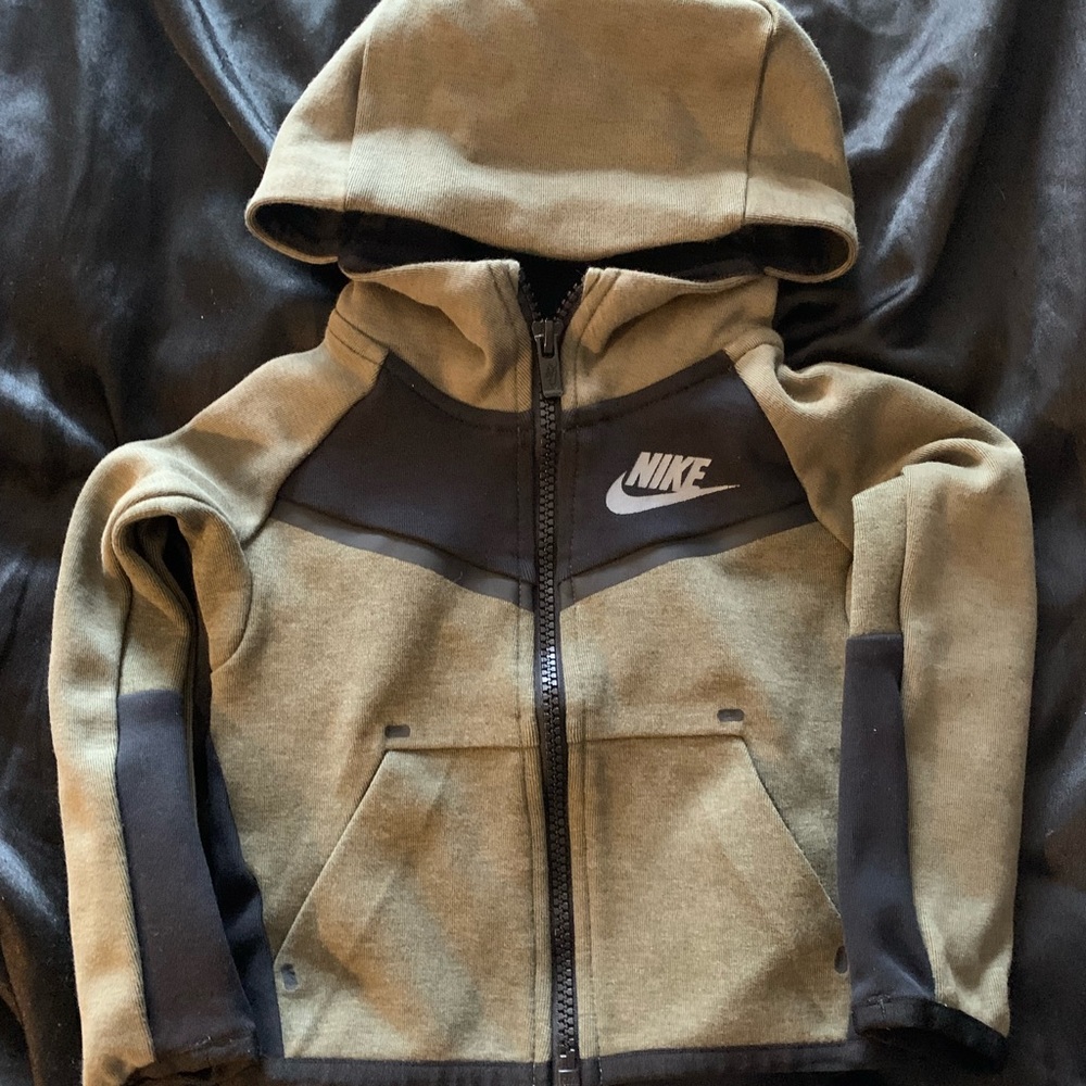 OLIVE GREEN NIKE TECH